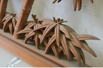 アンティーク建具　越中　井波彫刻　明雲作　繊細な菊・竹・梅のデザインが目を惹く両面彫刻欄間2枚セット(明り取り、明かり取り、在銘)(R-069465)