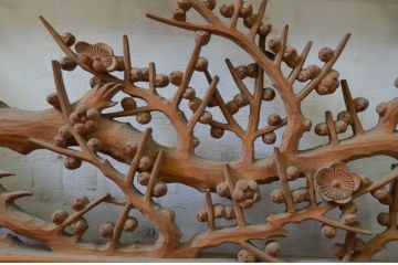 アンティーク建具　越中　井波彫刻　明雲作　繊細な菊・竹・梅のデザインが目を惹く両面彫刻欄間2枚セット(明り取り、明かり取り、在銘)(R-069465)