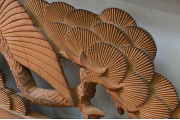 アンティーク建具　井波彫刻　迫力ある松と鶴の彫刻が素晴らしい両面彫刻欄間2枚セット(明り取り、明かり取り)(R-069466)