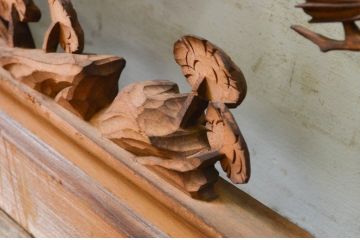 アンティーク建具　井波彫刻　躍動感ある松が美しい両面彫刻欄間2枚セット(明り取り、明かり取り)(R-069467)