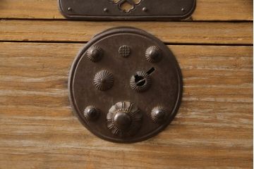 和製アンティーク　前面桐材　丸金具が趣き深い庄内箪笥サイドボード(桐箪笥、整理タンス、古箪笥、サイドチェスト、引き出し)(R-069482)
