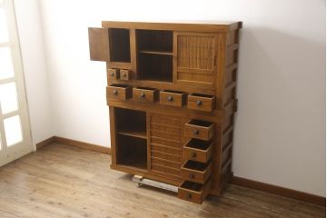 中古　桐材　上質な和の空間を演出する二段重ね水屋箪笥(食器棚、茶箪笥、キャビネット、収納棚、戸棚、店舗什器)(R-069484)