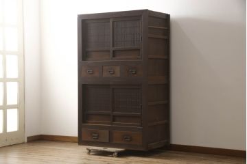 和製アンティーク　奥行きたっぷりの二段重ね水屋箪笥(食器棚、茶箪笥、キャビネット、収納棚、戸棚、引き出し)(R-069487)