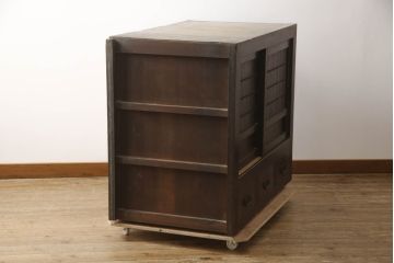 和製アンティーク　奥行きたっぷりの水屋箪笥サイドボード(時代箪笥、茶棚、収納棚、戸棚、引き出し、サイドキャビネット、テレビ台、テレビボード)(R-069488)