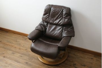 中古　美品　EKORNES(エコーネス)　Reno(レノクラシック)　本革(レザー)　チーク材　チョコレートカラー　オットマン付き　ストレスレスチェアMサイズ(アームチェア、リクライニングチェア、椅子、一人掛けソファ、1Pソファ、北欧)(定価約47万円)(R-069491)