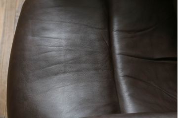 中古　美品　EKORNES(エコーネス)　Reno(レノクラシック)　本革(レザー)　チーク材　チョコレートカラー　オットマン付き　ストレスレスチェアMサイズ(アームチェア、リクライニングチェア、椅子、一人掛けソファ、1Pソファ、北欧)(定価約47万円)(R-069491)