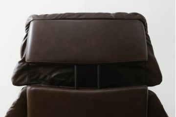 中古　美品　EKORNES(エコーネス)　Reno(レノクラシック)　本革(レザー)　チーク材　チョコレートカラー　オットマン付き　ストレスレスチェアMサイズ(アームチェア、リクライニングチェア、椅子、一人掛けソファ、1Pソファ、北欧)(定価約47万円)(R-069491)