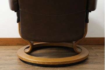中古　美品　EKORNES(エコーネス)　Reno(レノクラシック)　本革(レザー)　チーク材　チョコレートカラー　オットマン付き　ストレスレスチェアMサイズ(アームチェア、リクライニングチェア、椅子、一人掛けソファ、1Pソファ、北欧)(定価約47万円)(R-069491)