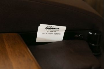 中古　美品　EKORNES(エコーネス)　Reno(レノクラシック)　本革(レザー)　チーク材　チョコレートカラー　オットマン付き　ストレスレスチェアMサイズ(アームチェア、リクライニングチェア、椅子、一人掛けソファ、1Pソファ、北欧)(定価約47万円)(R-069491)