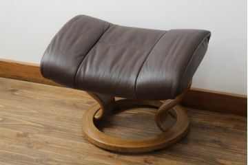 中古　美品　EKORNES(エコーネス)　Reno(レノクラシック)　本革(レザー)　チーク材　チョコレートカラー　オットマン付き　ストレスレスチェアMサイズ(アームチェア、リクライニングチェア、椅子、一人掛けソファ、1Pソファ、北欧)(定価約47万円)(R-069491)