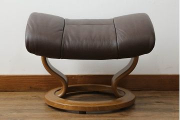 中古　美品　EKORNES(エコーネス)　Reno(レノクラシック)　本革(レザー)　チーク材　チョコレートカラー　オットマン付き　ストレスレスチェアMサイズ(アームチェア、リクライニングチェア、椅子、一人掛けソファ、1Pソファ、北欧)(定価約47万円)(R-069491)