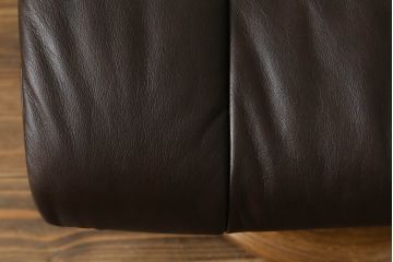 中古　美品　EKORNES(エコーネス)　Reno(レノクラシック)　本革(レザー)　チーク材　チョコレートカラー　オットマン付き　ストレスレスチェアMサイズ(アームチェア、リクライニングチェア、椅子、一人掛けソファ、1Pソファ、北欧)(定価約47万円)(R-069491)