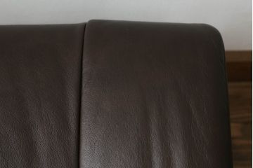 中古　美品　EKORNES(エコーネス)　Reno(レノクラシック)　本革(レザー)　チーク材　チョコレートカラー　オットマン付き　ストレスレスチェアMサイズ(アームチェア、リクライニングチェア、椅子、一人掛けソファ、1Pソファ、北欧)(定価約47万円)(R-069491)