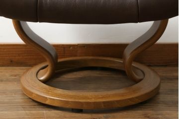 中古　美品　EKORNES(エコーネス)　Reno(レノクラシック)　本革(レザー)　チーク材　チョコレートカラー　オットマン付き　ストレスレスチェアMサイズ(アームチェア、リクライニングチェア、椅子、一人掛けソファ、1Pソファ、北欧)(定価約47万円)(R-069491)