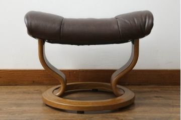 中古　美品　EKORNES(エコーネス)　Reno(レノクラシック)　本革(レザー)　チーク材　チョコレートカラー　オットマン付き　ストレスレスチェアMサイズ(アームチェア、リクライニングチェア、椅子、一人掛けソファ、1Pソファ、北欧)(定価約47万円)(R-069491)