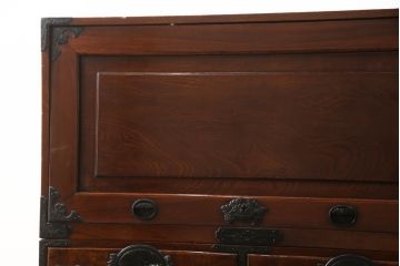 和製アンティーク　激レア　スライド扉付き　唐獅子金具　品のある佇まいが美しい二段重ね仙台箪笥(和タンス、時代箪笥、衣装たんす、引き出し、収納箪笥)(R-069493)