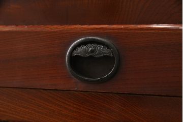 和製アンティーク　激レア　スライド扉付き　唐獅子金具　品のある佇まいが美しい二段重ね仙台箪笥(和タンス、時代箪笥、衣装たんす、引き出し、収納箪笥)(R-069493)