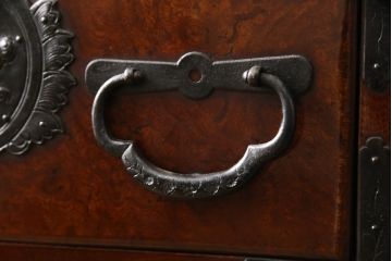 和製アンティーク　激レア　スライド扉付き　唐獅子金具　品のある佇まいが美しい二段重ね仙台箪笥(和タンス、時代箪笥、衣装たんす、引き出し、収納箪笥)(R-069493)