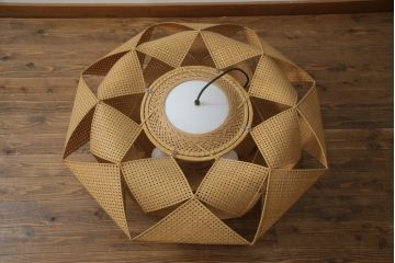 和製ビンテージ　希少な廃盤品　YAMAGIWA(ヤマギワ)　近藤昭作　竹のあかり　花びらのようなシェードが可愛らしい竹あんどんの天井照明(行灯、行燈、吊り下げ照明、ペンダントライト、シェード、電笠、ヴィンテージ)(R-069495)