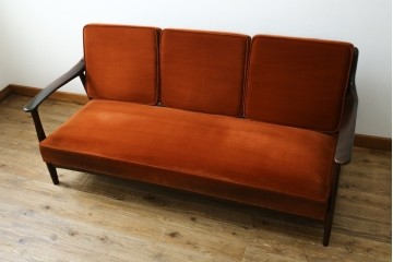 中古　美品　松本民芸家具　#301型曲肘布張椅子　上品なオレンジカラーが空間のアクセントになる3人掛けソファ　定価約48万円　(R-069504)