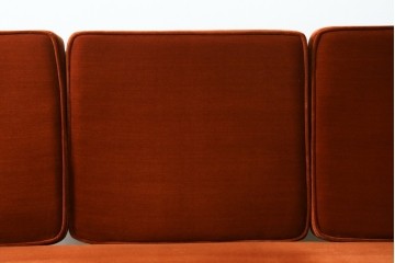 中古　美品　松本民芸家具　#301型曲肘布張椅子　上品なオレンジカラーが空間のアクセントになる3人掛けソファ　定価約48万円　(R-069504)