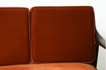 中古　美品　松本民芸家具　#301型曲肘布張椅子　上品なオレンジカラーが空間のアクセントになる3人掛けソファ　定価約48万円　(R-069504)