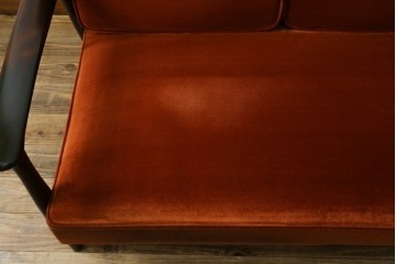 中古　美品　松本民芸家具　#301型曲肘布張椅子　上品なオレンジカラーが空間のアクセントになる3人掛けソファ　定価約48万円　(R-069504)