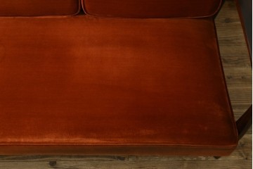 中古　美品　松本民芸家具　#301型曲肘布張椅子　上品なオレンジカラーが空間のアクセントになる3人掛けソファ　定価約48万円　(R-069504)