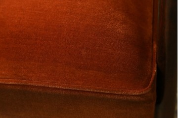中古　美品　松本民芸家具　#301型曲肘布張椅子　上品なオレンジカラーが空間のアクセントになる3人掛けソファ　定価約48万円　(R-069504)