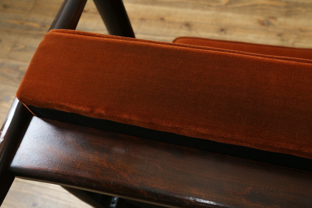 中古　美品　松本民芸家具　#301型曲肘布張椅子　上品なオレンジカラーが空間のアクセントになる3人掛けソファ　定価約48万円　(R-069504)