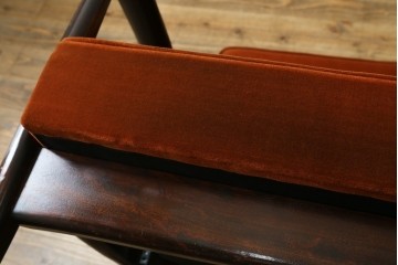 中古　美品　松本民芸家具　#301型曲肘布張椅子　上品なオレンジカラーが空間のアクセントになる3人掛けソファ　定価約48万円　(R-069504)