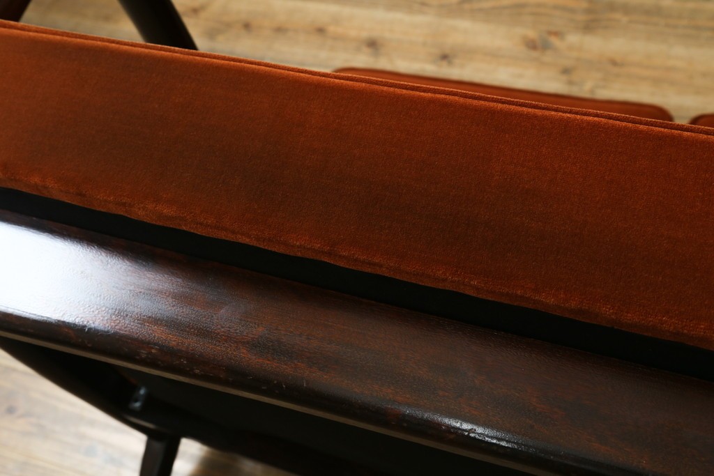 中古　美品　松本民芸家具　#301型曲肘布張椅子　上品なオレンジカラーが空間のアクセントになる3人掛けソファ　定価約48万円　(R-069504)