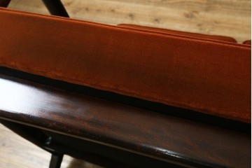 中古　美品　松本民芸家具　#301型曲肘布張椅子　上品なオレンジカラーが空間のアクセントになる3人掛けソファ　定価約48万円　(R-069504)