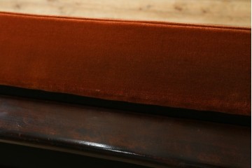 中古　美品　松本民芸家具　#301型曲肘布張椅子　上品なオレンジカラーが空間のアクセントになる3人掛けソファ　定価約48万円　(R-069504)