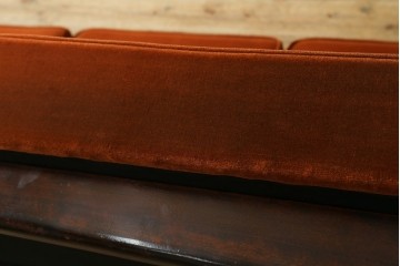 中古　美品　松本民芸家具　#301型曲肘布張椅子　上品なオレンジカラーが空間のアクセントになる3人掛けソファ　定価約48万円　(R-069504)