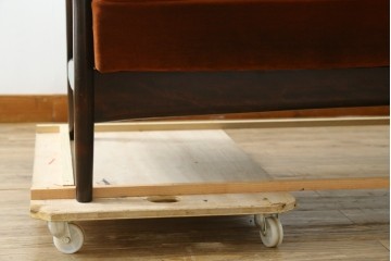 中古　美品　松本民芸家具　#301型曲肘布張椅子　上品なオレンジカラーが空間のアクセントになる3人掛けソファ　定価約48万円　(R-069504)