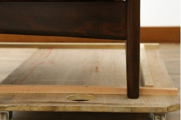 中古　美品　松本民芸家具　#301型曲肘布張椅子　上品なオレンジカラーが空間のアクセントになる3人掛けソファ　定価約48万円　(R-069504)
