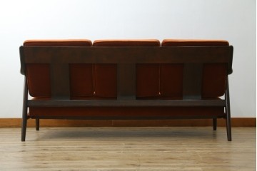 中古　美品　松本民芸家具　#301型曲肘布張椅子　上品なオレンジカラーが空間のアクセントになる3人掛けソファ　定価約48万円　(R-069504)