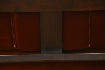 中古　美品　松本民芸家具　#301型曲肘布張椅子　上品なオレンジカラーが空間のアクセントになる3人掛けソファ　定価約48万円　(R-069504)