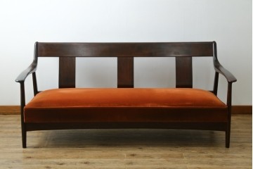 中古　美品　松本民芸家具　#301型曲肘布張椅子　上品なオレンジカラーが空間のアクセントになる3人掛けソファ　定価約48万円　(R-069504)