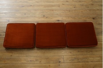 中古　美品　松本民芸家具　#301型曲肘布張椅子　上品なオレンジカラーが空間のアクセントになる3人掛けソファ　定価約48万円　(R-069504)