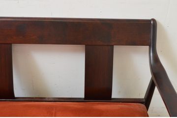 中古　美品　松本民芸家具　#301型曲肘布張椅子　上品なオレンジカラーが空間のアクセントになる3人掛けソファ(3P、三人掛け、トリプルソファ、アームソファ)(定価約48万円)(R-069504)