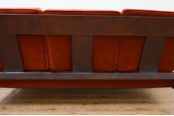 中古　美品　松本民芸家具　#301型曲肘布張椅子　上品なオレンジカラーが空間のアクセントになる3人掛けソファ(3P、三人掛け、トリプルソファ、アームソファ)(定価約48万円)(R-069504)