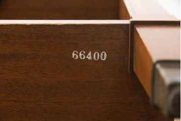中古　DREXEL HERITAGE(ドレクセルヘリテイジ)　品のある佇まいが美しいサイドテーブル(電話台、飾り台、ナイトテーブル、コンソールテーブル)(R-069514)