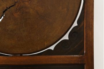 和製アンティーク　黒柿材　丸太輪切りのユニークなデザインと重厚な佇まいが魅力の彫刻入り衝立て(パーテーション、仕切り、つい立て、衝い立て)(R-069515)
