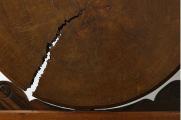 和製アンティーク　黒柿材　丸太輪切りのユニークなデザインと重厚な佇まいが魅力の彫刻入り衝立て(パーテーション、仕切り、つい立て、衝い立て)(R-069515)