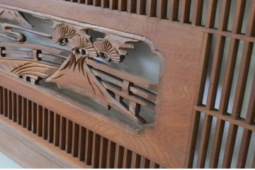 アンティーク建具　松　山里の風景が美しい組子入り彫刻欄間2枚セット(明かり取り、明り取り)(R-069520)
