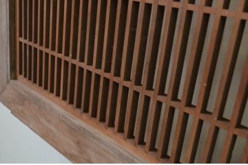 アンティーク建具　松　山里の風景が美しい組子入り彫刻欄間2枚セット(明かり取り、明り取り)(R-069520)