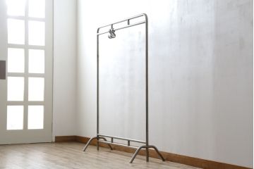 和製ビンテージ　シンプルなデザインが取り入れやすいレトロなハンガーラック(ポールハンガー、洋服掛け、コート掛け、店舗什器、ヴィンテージ)(R-069533)