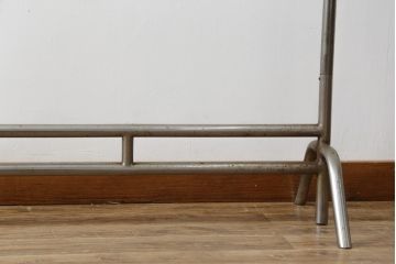 和製ビンテージ　シンプルなデザインが取り入れやすいレトロなハンガーラック(ポールハンガー、洋服掛け、コート掛け、店舗什器、ヴィンテージ)(R-069533)